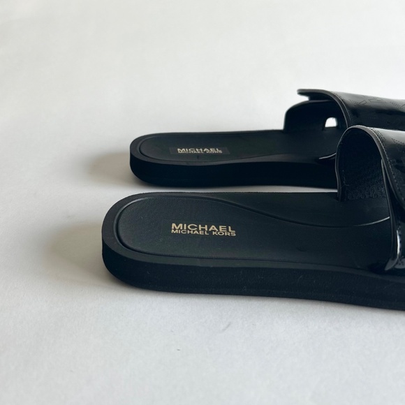 New Michael Kors Black Patent Leather Signature Logo Rubber Outsole Flip Flops - Picture 3 of 14